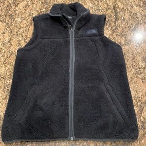 North Face fleece vest in black. The perfect addition that will match everything
